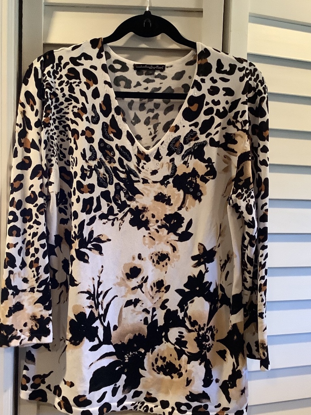 New Animal print tastefully designed vneck,quarter sleeve top